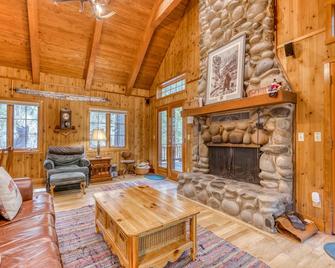 Historic Waterfront Cabin with Hot Tub & Salmon River Access - Dog-Friendly - Mount Hood Village - Sala de estar