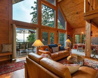 Sunny Streams Cabin - Sunset Views w/ a Hot Tub! - Keedysville - Living room