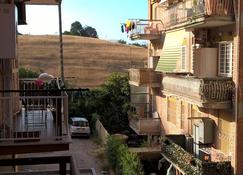 Delightful studio apartment with balcony - Holiday Home in Rome - Roma - Vista del exterior
