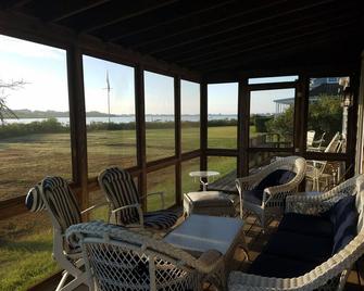 Westhampton quintessential waterfront 2 acres w/ tennis, dock. - Westhampton Beach - Terasa