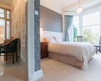 Busby Apartments - Glasgow - Bedroom
