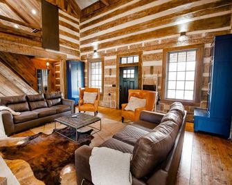 Gorgeous 1856 Log Cabin, Completely Renovated - Jackson - Lounge
