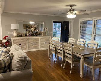 Lake Front Home on Buggs Island / Kerr LakebrClose to Bluestone Boat Ramp! - Clarksville - Comedor