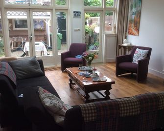 Private house in town center in quiet neighborhood. Free parking - Alkmaar - Wohnzimmer