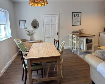 Charming 2-bedroom shabby chic cottage in beautiful Kinvara. - 金瓦拉 - 餐廳