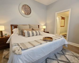 Beautiful Historic Shotgun House - 10 min to FQ - New Orleans - Bedroom