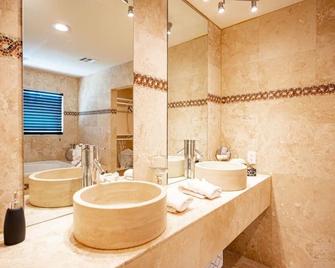 Updated, very private, very large, luxurious oasis - Las Vegas