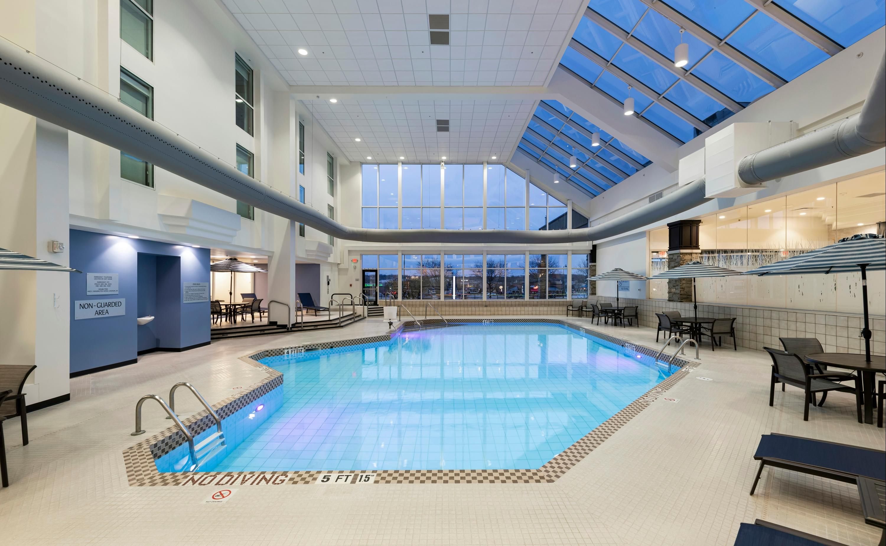 Doubletree by Hilton East Madison East - Madison - Piscina