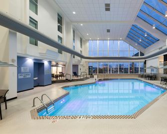 Doubletree by Hilton East Madison East - Madison - Piscina