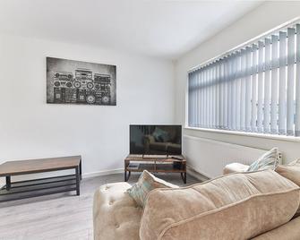 Gatacre House - Stylish 3 bed house, sleeps 7 - Blyth - Living room