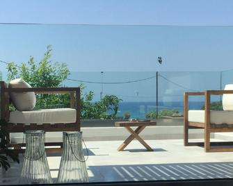 Nikos Ikies - Theologos - Balkon