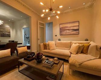Quintessential Town House Close to Central London - London - Living room