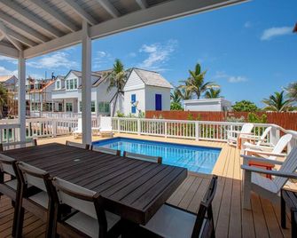 South End Villa on the water: lovely pool, expansive decks, and 60’ private dock - Hope Town - Balcony