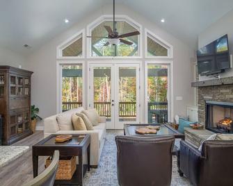 Mountain Days at Lake James | Pet Friendly, Gas Grill & Fire Pit - Nebo - Living room