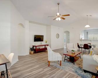 Relax & Unwind Near Savannah - Port Wentworth - Living room