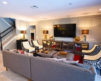 Custom 7-Bd Hm Loaded with Amenities Watersong-216YS home - Davenport - Wohnzimmer
