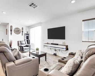 Charming Home Near Six Flags - Santa Clarita - Living room