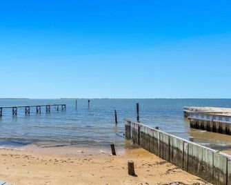 The Inn Spot On The Bay - Hampton Bays - Strand