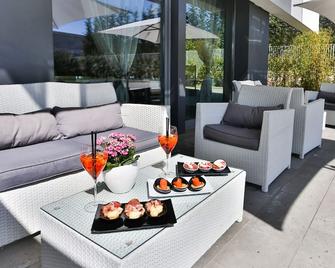 One Hotel & Restaurant - Dalmine - Innenhof