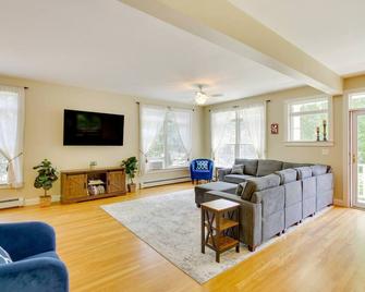 Beautiful Stay in Downtown Freeport - Freeport - Living room