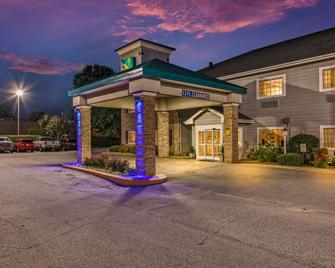 Quality Inn and Suites Hendersonville - Flat Rock - Flat Rock - Building