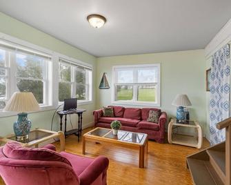 3 Bedrooms - Waterfront Location On St. Lawrence River - Ogdensburg - Living room