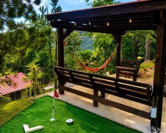 Cabin among Pines: Pool w Heat, Fire Pit and Mini Golf, for couples and families - Cayey - Patio
