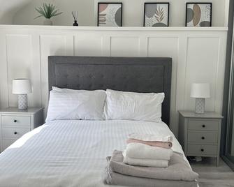 Westland Suites - Stylish, Modern, Elegant, Central Apartments A - Londonderry - Bedroom