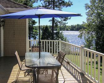 Chalet spa/kayaks/beach/terrace on the water #270082 - Альма - Балкон