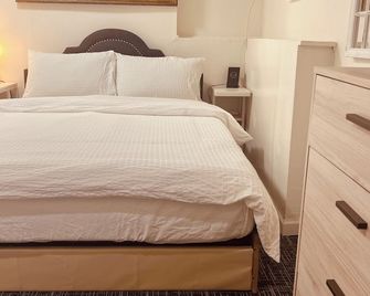 1 bedroom apartment in ground floor very nice and close to everything - Queens - Phòng ngủ