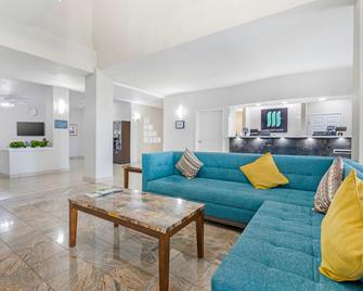 MainStay Suites Madison Airport - Madison - Living room