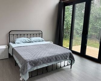 3-bedroom Lakefront Villa #8 - Lakefield - Bedroom