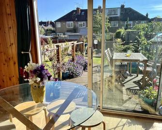 3 bed family house, 5min walk to tube, 30min tube to central London attractions - Ruislip - Restaurant