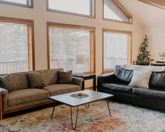 Travis Lodge, 4 BR Lodge with Great View and Hot Tub - Logan - Salon