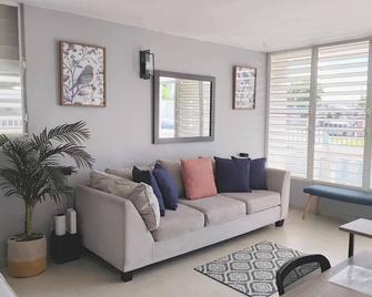 Caguas 2 Story 5 BR Home w/Solar Panels, A/C and WiFi - Caguas - Living room