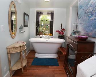 Private Suite In Lakeside Farmhouse - Super Clean, Strong Wifi & Peaceful - Souderton - Bathroom