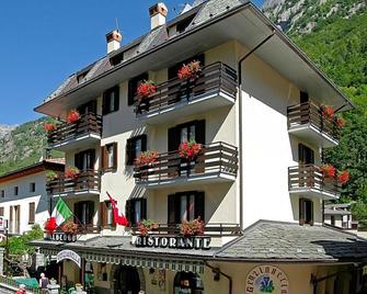 hotel Genzianella - Val Masino - Building