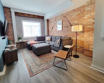 Stay Lincoln Park 1 | Craft District Condo - Duluth - Living room