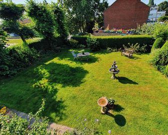The Lodge Stanwell - Stanwell - Outdoor view