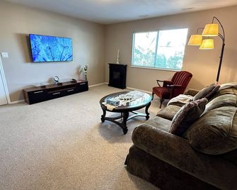 Peaceful Getaway in a Quiet Neighborhood - Maple Ridge - Living room