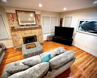 Stylish Detroit 3 bedroom 4 bed office bar - Detroit - Living room