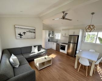 Shelly Beach Holiday Park - Whale Beach - Living room