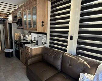 Modern Luxury RV Retreat and Patio, minutes from springs and beaches! - DeFuniak Springs