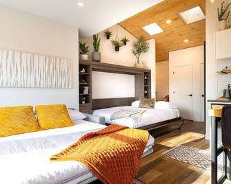 Coastal Creative Garden Studio - Colwood - Bedroom