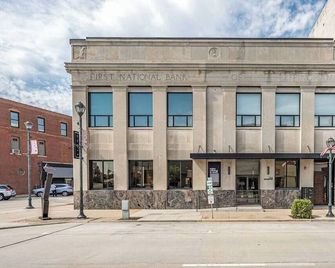 The Exchange. Downtown Luxury for Two, Xchng. Industrial Executive Loft W/ King Bed - Effingham - Gebäude