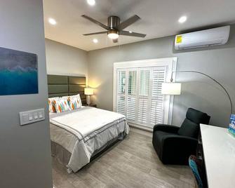 Modern Condo w/ resort amenities. Steps from Grace Bay Beach - Venetian Road Settlement - Bedroom