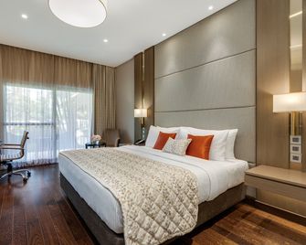 Palm Meadows Resort - באנגאלור - חדר שינה