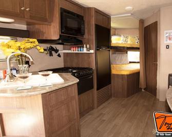 Big RV, next to clothing optional pool and hot-tub, at tony's house - Phoenix - Cocina