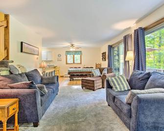 Pet-Friendly Gilford Home 3 Mi to Gunstock and Lake - Gilford - Living room