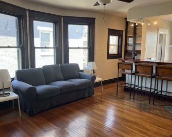 Cleneay #2 Private 3 Bed near Xavier & Downton - Norwood - Living room